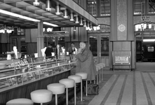 166058 Interieur van het N.S.-station Amsterdam C.S. te Amsterdam: bar in de restauratie.